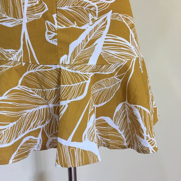 💥 CLEARANCE Deep V Back Ruffle Hem Floral Dress - Picture 5 of 5